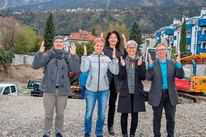 Der Vorstand des Gehörlosenverband Tirol freut sich über den Baubeginn des Gehörlosenzentrum Tirol zum 60jährigen Gründungsjubiläum (v.l.): Schriftführer Harald Steib, Kassierin Jasmin Hackl, stv. Kassierin Andrea Verdross, stv. Verbandsleiterin Irmgard H