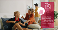Muntter schimpft mit Jungen. Sie hat einen erhobenen Zeigefinger.