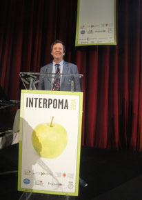Dr Michael Blanke, University of Bonn, with his lecture on countermeasures to combat climate change effects on fruit growing.
