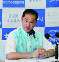 訪米の日程と、重要性を説明する佐喜真市長=18日、宜野湾市役所