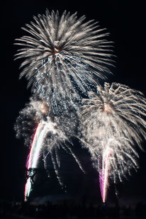 花火500発が打ち上げられ、夜空を彩った=20日夜、旧八島駐車場跡