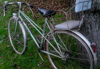 Bicyclette dotée d'un siège-enfant des années 50