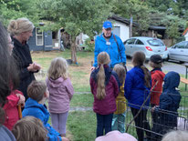 Rüdiger Stock vom NABU EN (mit blauer Kappe) schildert Kindern und deren Eltern das Verhalten und den Lebensraum von heimischen Fledermäusen. (Foto: NABU)