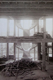 L'escalier reliant les étages de l'hôtel de ville en chantier, en juin 1930