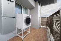 画像：RDT-93NTU　別売りの専用台(低)を使用したマンションバルコニーへの設置例(実際は付属の保護カバーをかけた状態で使用します）