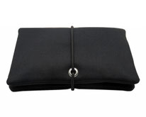 Schwarze handgemachte Tabaktasche und Drehertasche schwarz aus robustem Stoff – ein personalisierbarer Tabakbeutel.