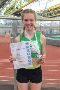 Sarah Bischoff mit ihrer Silbermedaille über 1500m Bayerische Halllenmeisterschaften