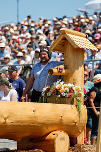 Thomas Sempach beim Brunnen (Bild: Barbara Loosli)