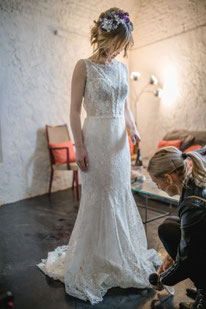 <img src=“Bilddatei.jpg“ alt=Braut beim Anprobieren des Brautkleides>