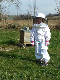 jeune élève du rucher école du cercle apicole du nord meusien à la maison du miel et des abeilles