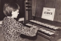 Helga Schauerte à l'âge de dix ans à l'orgue historique de Lennestadt-Kirchveischede (1er photo comme Organiste)