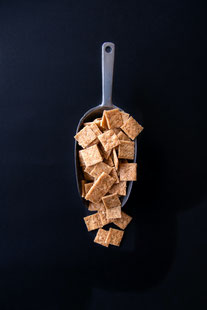 Biscuits apéritifs salés façon mini-crackers aux échalotes véganes, artisanaux, fabriqués à Nantes, avec de la farine et des épices locales. Ils sont certifiés bio, V-label et sans huile de palme. Vente en vrac et pré-emballés.