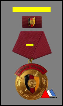 Vorderseite " Verdienter Mitarbeiter STASI 1970-1974" (Trageweise Deutsche Volkspolizei).