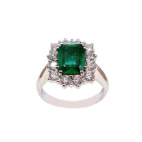 Anello smeraldo e diamanti in oro bianco