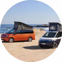 Zwei VW Camper Vans am Strand 2025