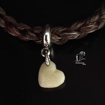 Armband mit Herzanhänger aus Hufhorn