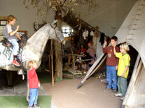 Friedliche Berüßung im Indianermuseum