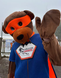 HOK das Maskottchen sorgt für Spaß und Motivation beim Schifahren am Hansberg