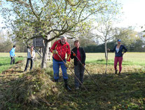Heu wird aufgeschichtet