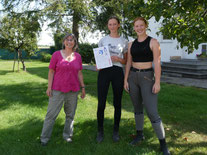 Auszeichnung "Schwalbenfreundliches Haus" wird präsentiert