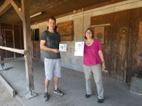 Auszeichnung "Schwalbenfreundliches Haus" wird präsentiert