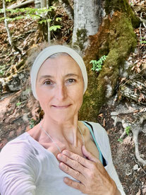 Frau umarmt Baum