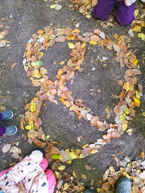 Brezel aus bunten Herbstblättern im Waldkindergarten Aichhörnchen, gestaltet von Kindern im Herbst.