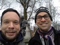 Kuhligk & Schulz vorm Fontane-Denkmal in Neuruppin © privat