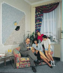 Familie in einem Wohnzimmer