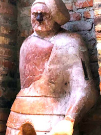 Der steinerne Mann an der historischen Stadtmauer Augsburgs