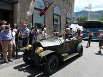 Ein Nachbau des Wagens, in dem Thronfolger Franz Ferdinand und seine Frau Sophie vor 100 Jahren erschossen wurden, steht in Sarajevo vor einem Museum. Foto: Fehiim Demir