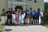 Familienmitglieder mit dem jungen Schlossherren Alexander Bardeau vor Schloss Kornberg