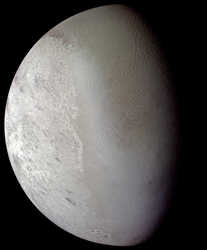 Mosaik aus mehreren Aufnahmen von Triton, aufgenommen von Voyager 2 am 25. August 1989. Einige Geysire am Südpol (links) und in Richtung des Äquators (rechts) ist Triton mit dem seltsamen, netzartigen "Cantaloupe"-Gelände bedeckt.