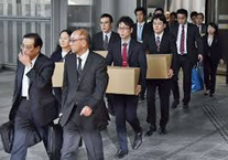 写真　毎日新聞　家宅捜索し、電通の東京本社を出る東京労働局の労働基準監督官ら＝東京都港区で７日午後４時９分分