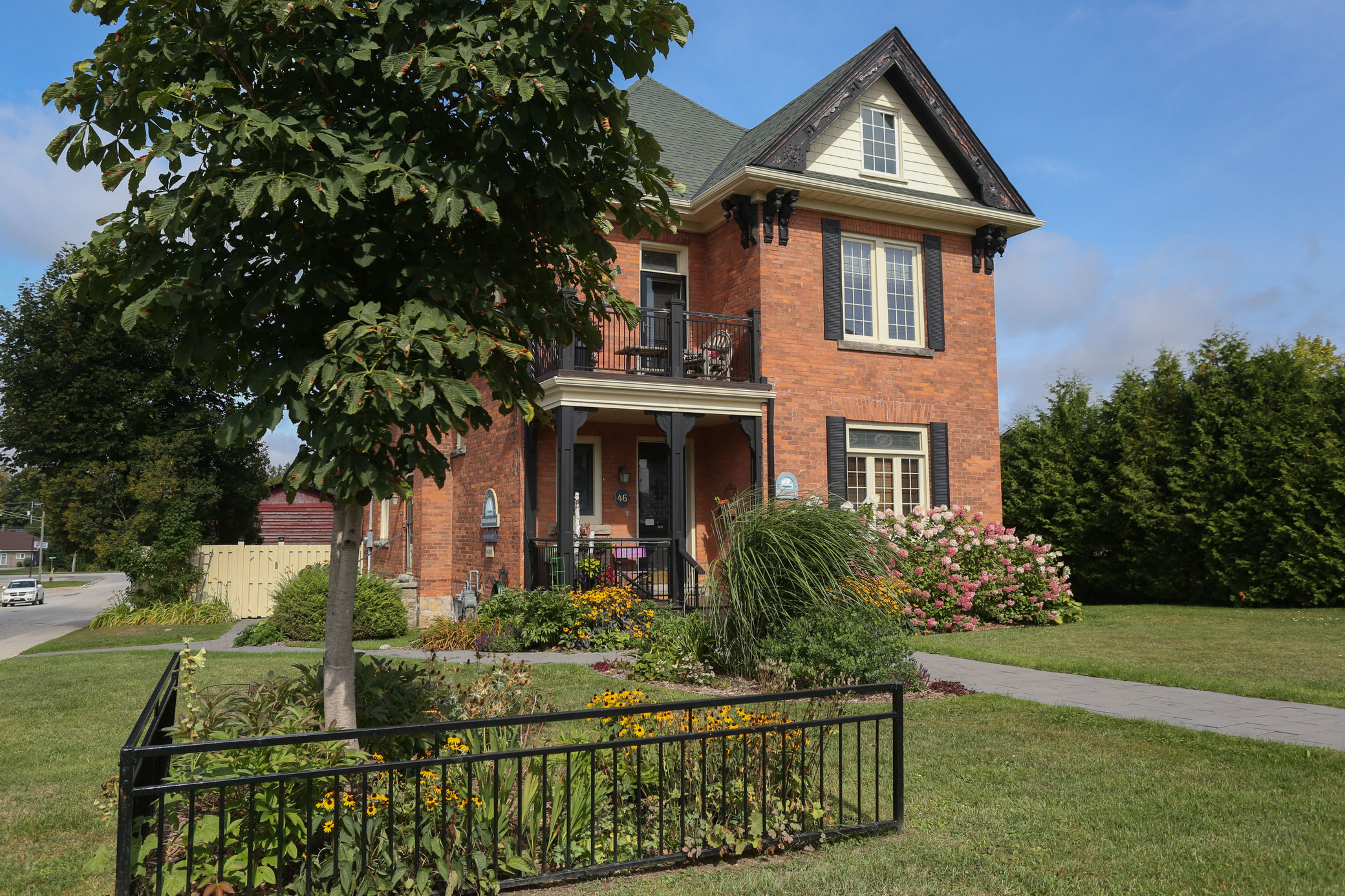 Full House Danby House Guest House Hotel