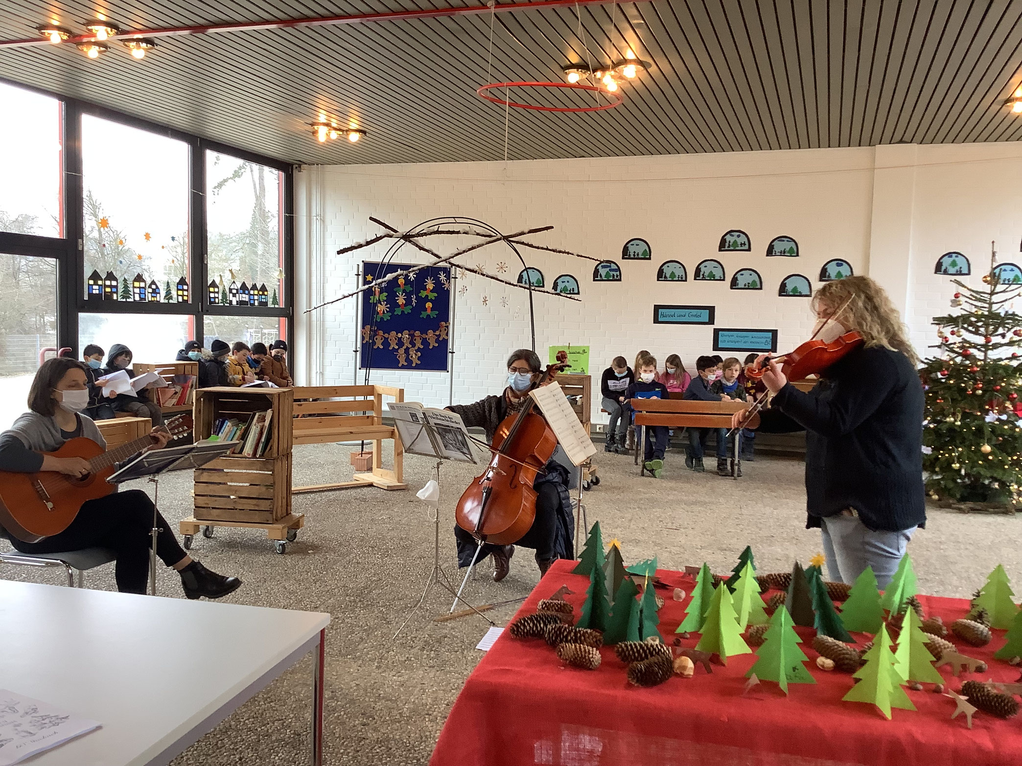 Weihnachtsmusik in der Pausenhalle - Grundschule Stockach