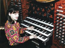 Helga Schauerte à la console du buffet du grand orgue, cathédrale de PASSAU (D)