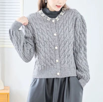 衿パール飾りのケーブルカーデ  フォーユー価格　2,980円(税込)