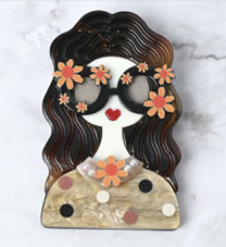 ブローチ ブラウンヘアの女の子 1,540円→980円（税込）  約6.5×5cm   