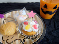 デコレーションしたカップケーキとオレンジジュースでparty time!