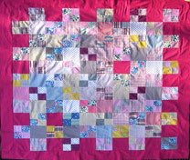 Patchwork-Decke in femininen Farbtönen (pink).