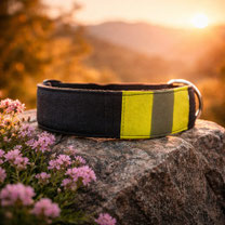Hundehalsband aus gebrauchter Einsatzbekleidung  Breite 4cm Länge 34-46 (verstellbar) Farbe der Einsatzbekleidung dunkelblau Reflexstreifen gelb Steckschnalle schwarz (Polypropylen (PP)) Gurtband schwarz (100% Baumwolle)