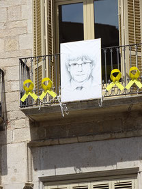 Bild Puigdemonts an einem Haus in Girona - Die gelben Schleifen signalisieren Solidarität mit den unter Anklage stehenden und in Haft befindlichen Politikern