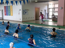 水中ストレッチをしている写真です