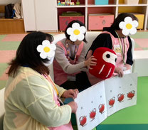 絵本の読み聞かせをしている写真です