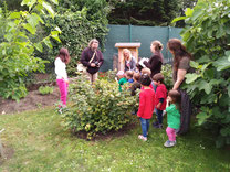 Die Kinder der Werk AG an der Grundschule Dornheim mit einem der selbstgebauten Insektenhotels für den Garten, finanziert durch den NABU Groß-Gerau / Berkach