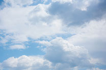 いっぱいの雲と青空