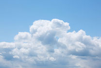 青空ともくもく雲