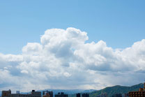 日本　北海道　札幌　入道雲と街並み