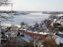 Februar 2012: die Elbe ist bis auf die Fahrtrinne zugefroren. Blick vom Steilen Weg aus.
